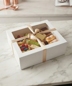 Квадратная белая коробка для торта